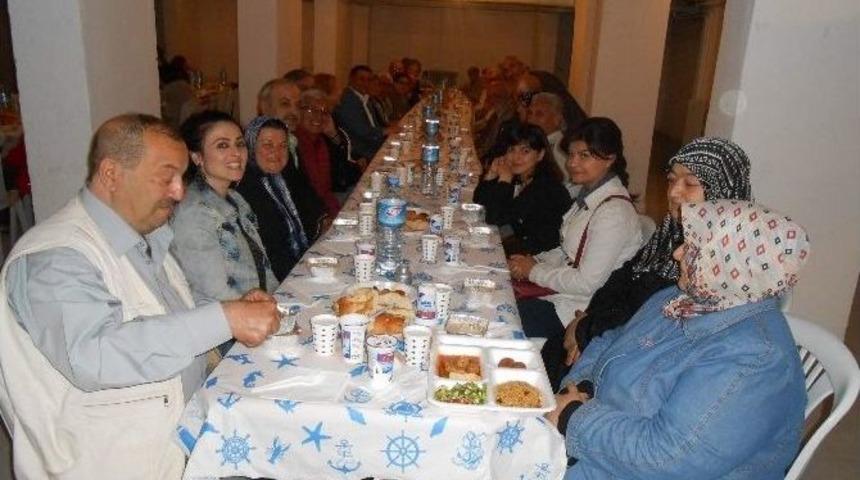 Şair Yazar Ve Ozanlar İftarda Buluştu