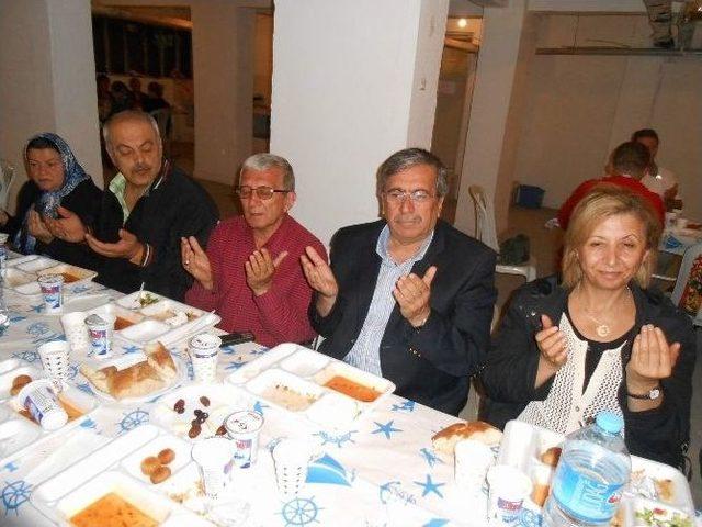 Şair Yazar Ve Ozanlar İftarda Buluştu