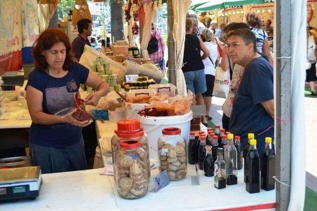 Ayvalık’ta "memleketten Geldik" Ürünlerine İlgi Yoğun Oldu 2
