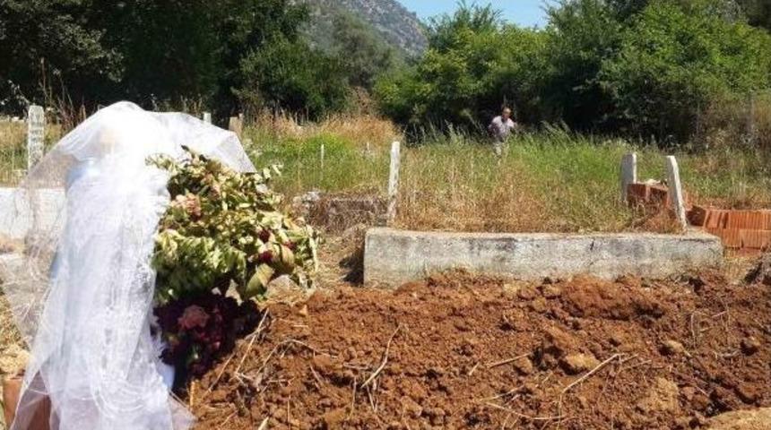 Cansu'nun Babası, Babalar G&uuml;n&uuml;'nde Kızının Mezarına Gitti