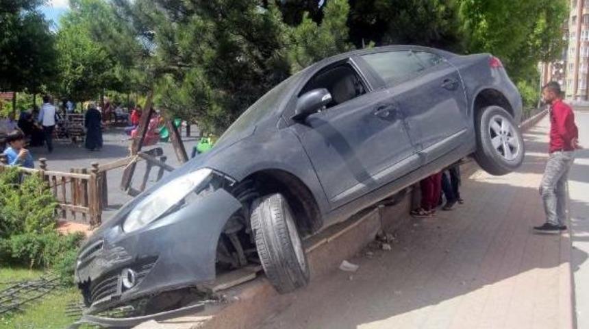 Otomobil Park Duvarına U&ccedil;tu