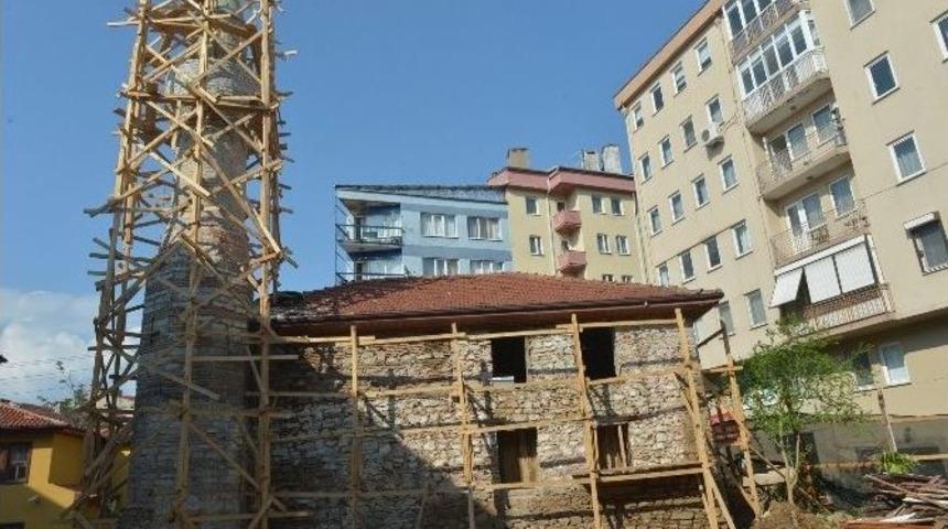 İshak Şah Camii K&uuml;llerinden Doğuyor