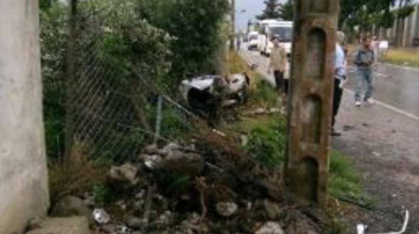 Elektrik Direğine &Ccedil;arpan Otomobilin S&uuml;r&uuml;c&uuml;s&uuml; Yaralandı