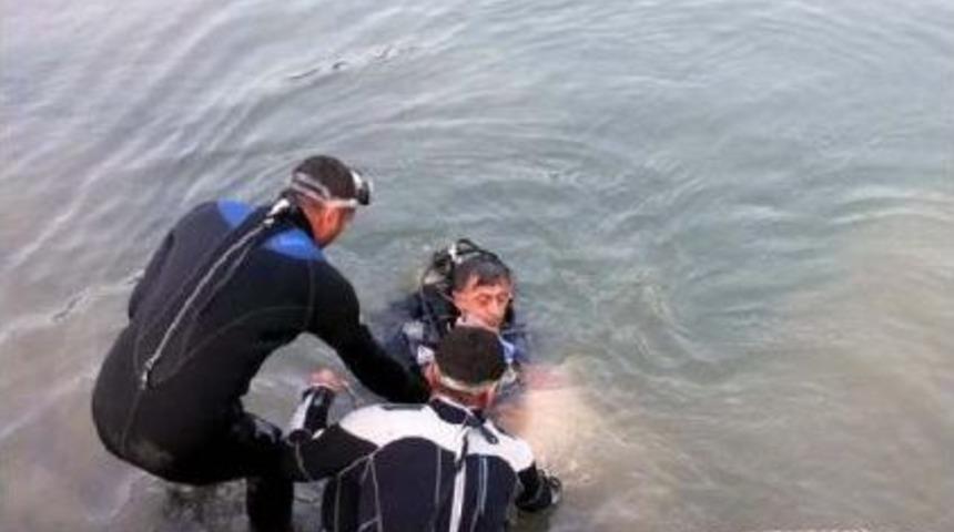 Babalar G&uuml;n&uuml;'nde Iki &Ccedil;ocuğunun G&ouml;z&uuml; &Ouml;n&uuml;nde Boğuldu