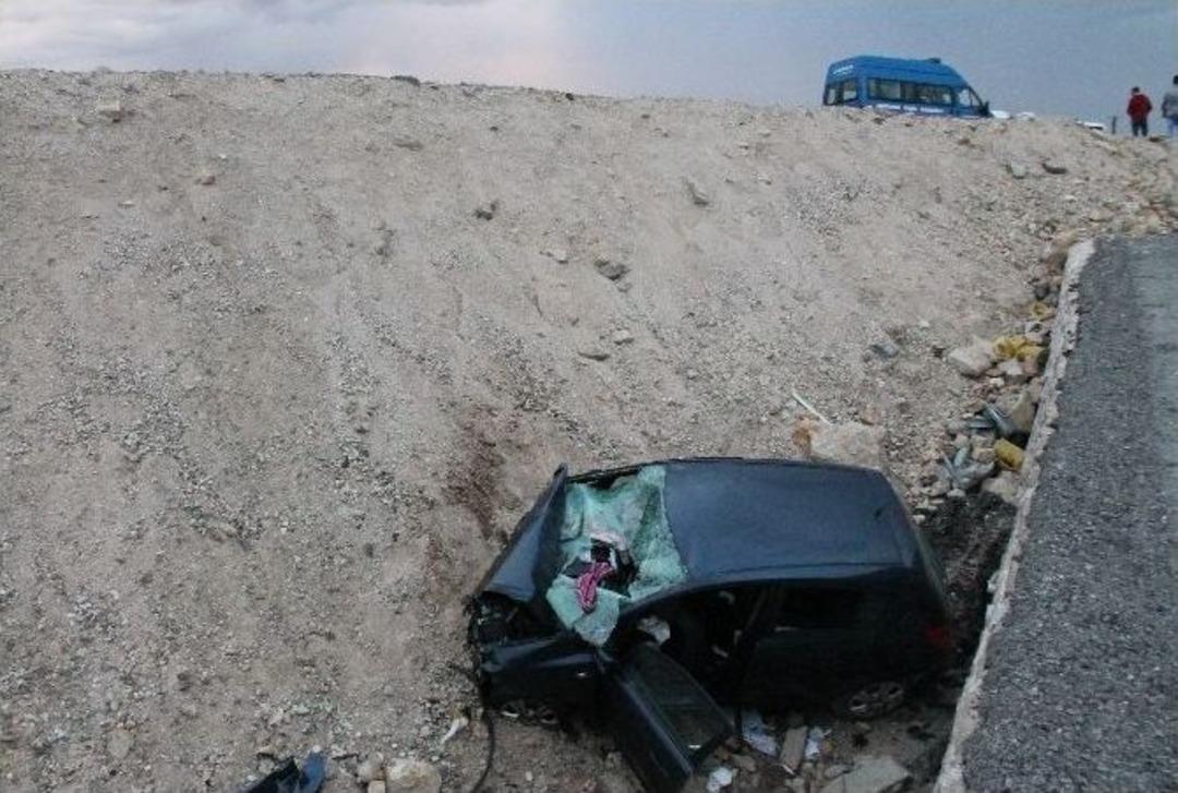 Otomobil Şarampole U&ccedil;tu: 1 &Ouml;l&uuml;, 4 Yaralı