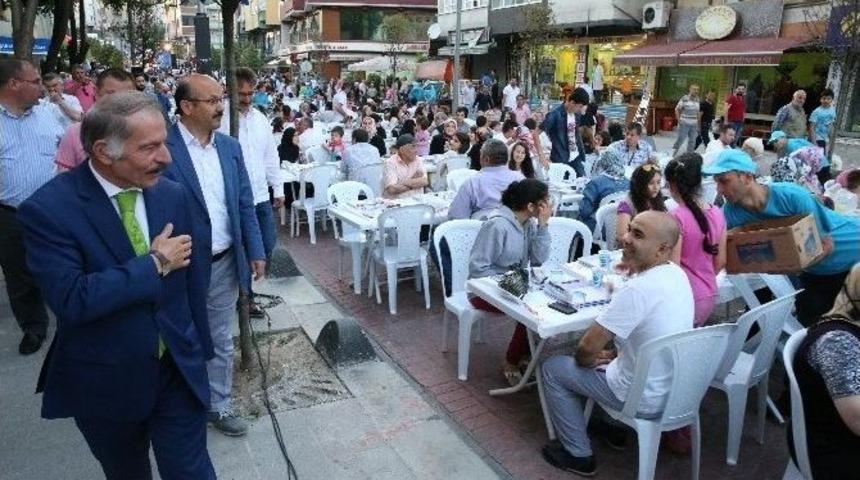 Bayrampaşa&rsquo;da 4 Bin Kişiye İftar Verildi