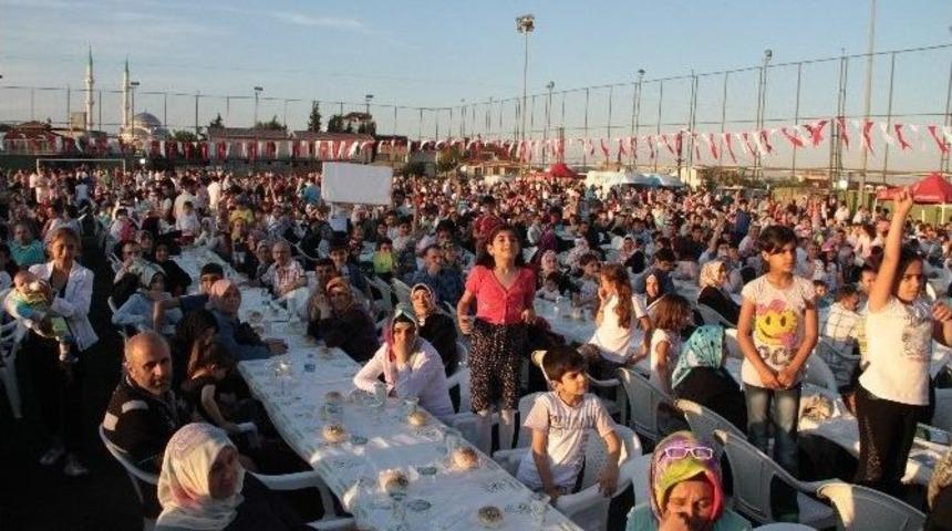 Gaziosmanpaşa&rsquo;da 10 Bin Kişi İftarda Buluştu