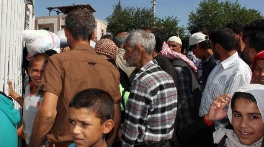 Ak&ccedil;akale Sınır Kapısı &Ouml;n&uuml;nde Yoğunluk