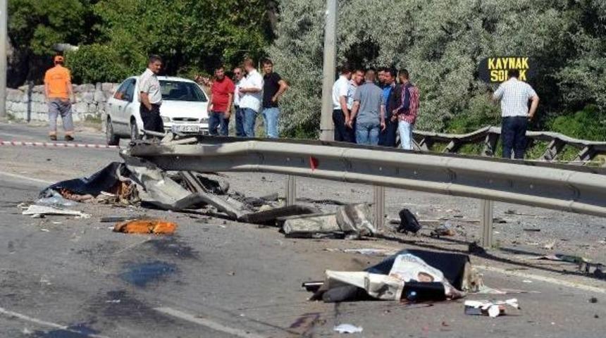 &Ccedil;&ouml;p Kamyonu Bariyere &Ccedil;arpıp Devrildi; 2 &Ouml;l&uuml;