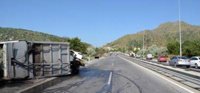 Çöp Kamyonu Bariyere Çarpıp Devrildi; 2 Ölü