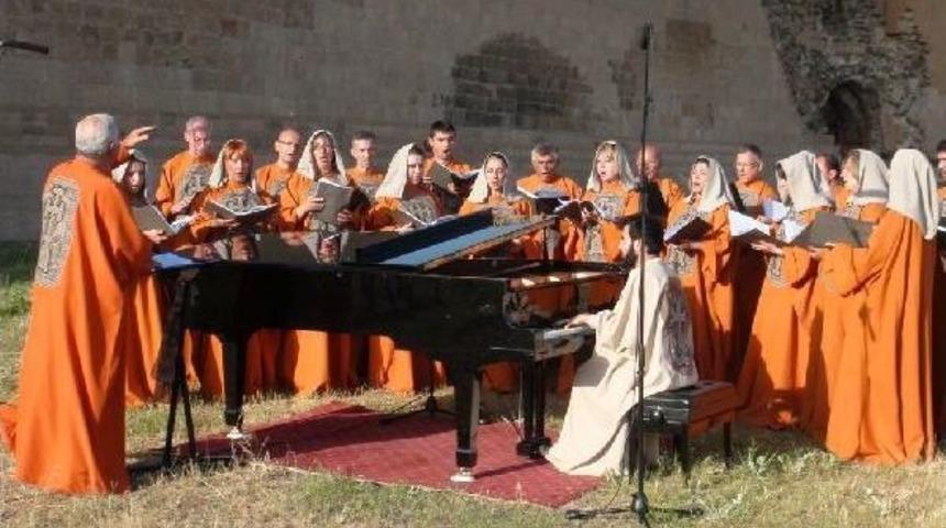 Award-Wining Armenian Pianist Plays On Armenia-Turkey Border