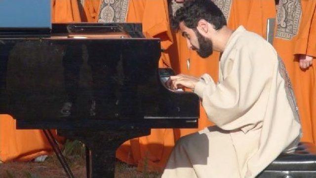 Award-Wining Armenian Pianist Plays On Armenia-Turkey Border