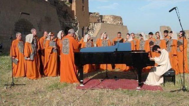 Award-Wining Armenian Pianist Plays On Armenia-Turkey Border