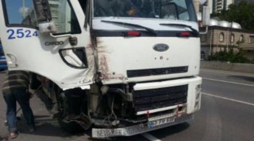 Tır İle Kamyon &Ccedil;arpıştı 2 Yaralı