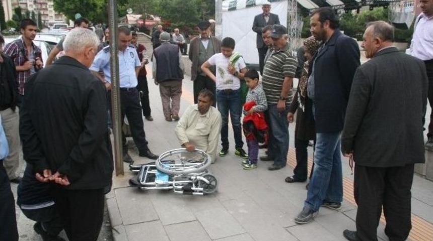 M&uuml;lteci Kampında Kalan Afganlı Engelli Tekerlekli Sandalye Bekliyor