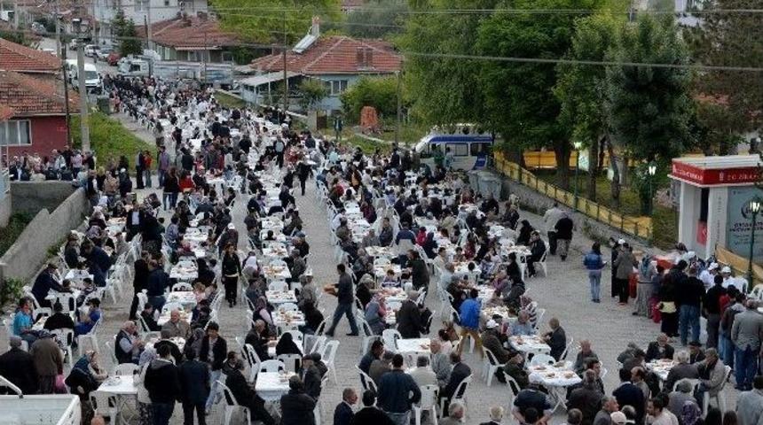 Tepebaşı Belediyesi&rsquo;nin Sokak İftarları Devam Ediyor