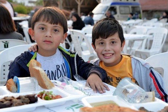 Tepebaşı Belediyesi&rsquo;nin Sokak İftarları Devam Ediyor 1