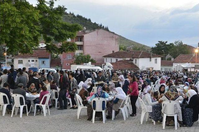 Tepebaşı Belediyesi&rsquo;nin Sokak İftarları Devam Ediyor 3