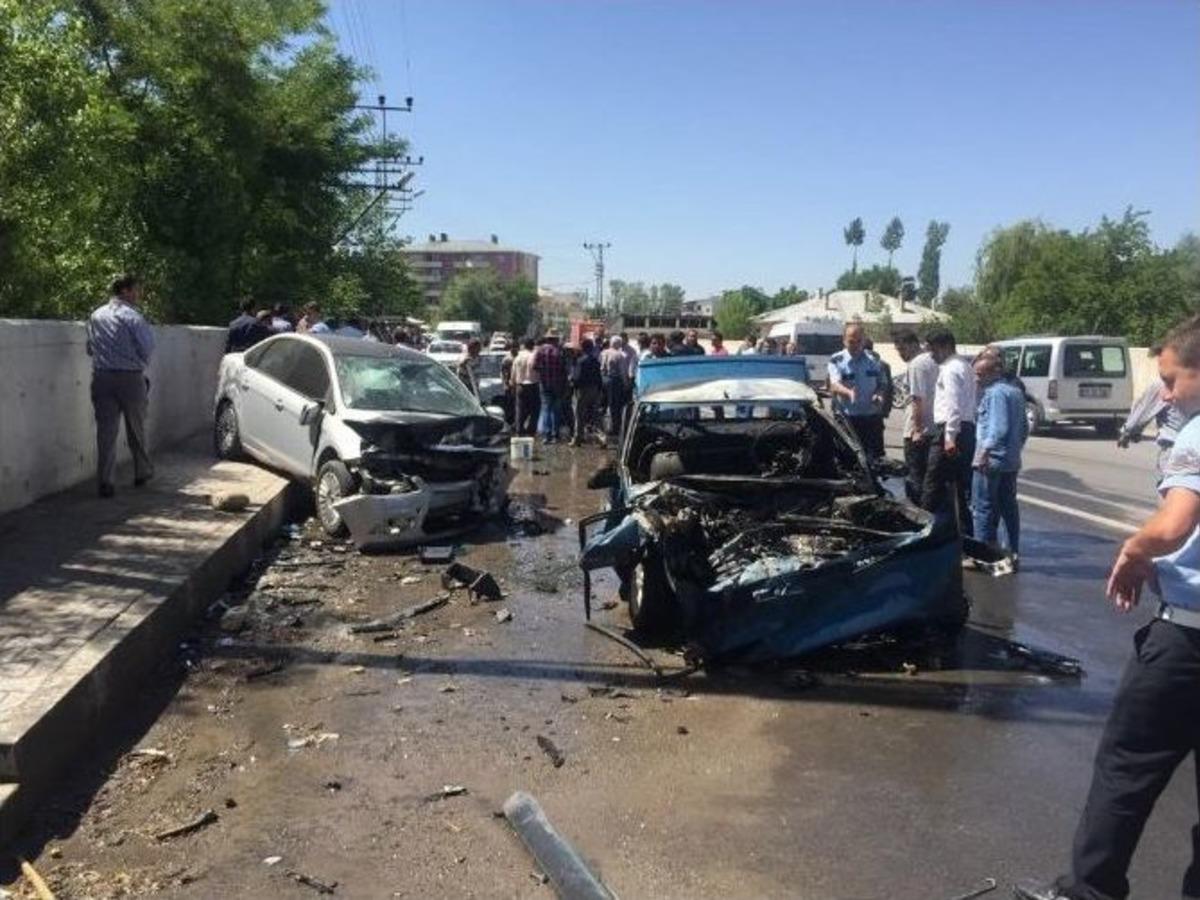 Er&ccedil;iş&rsquo;te Trafik Kazası: 2 &Ouml;l&uuml;, 1 Yaralı