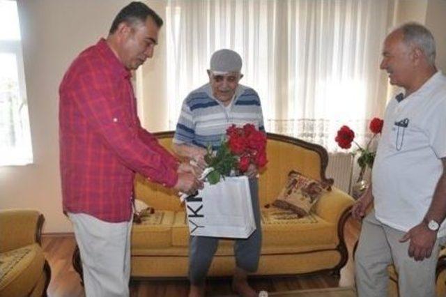 Kızılay’dan Yaşlı Ve Yardıma Muhtaç Babalara Ziyaret 1