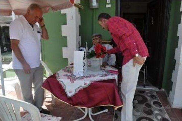 Kızılay’dan Yaşlı Ve Yardıma Muhtaç Babalara Ziyaret 2