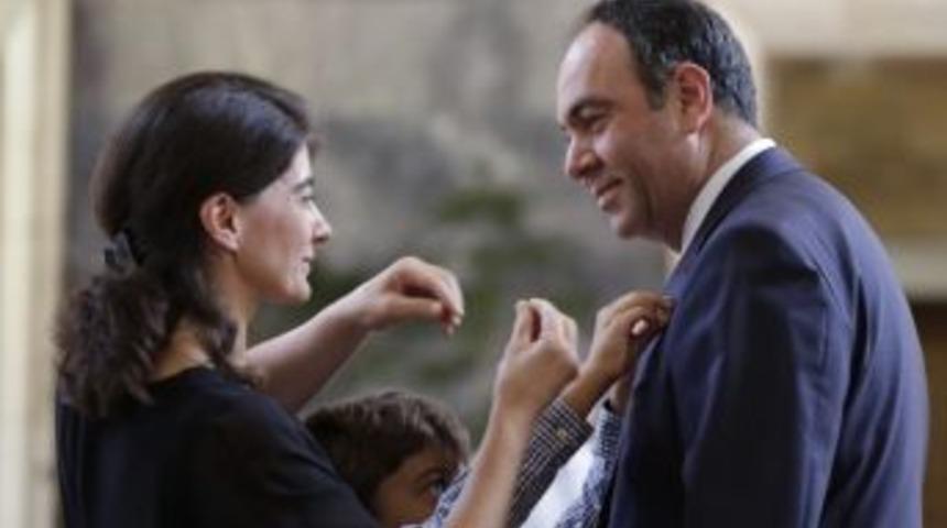 T&uuml;mer&rsquo;in Rozetini Eşi Ve Oğlu Taktı