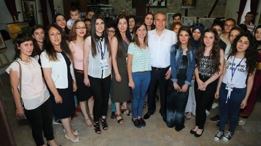 Gen&ccedil;ler H&uuml;nerlerini Sergiledi