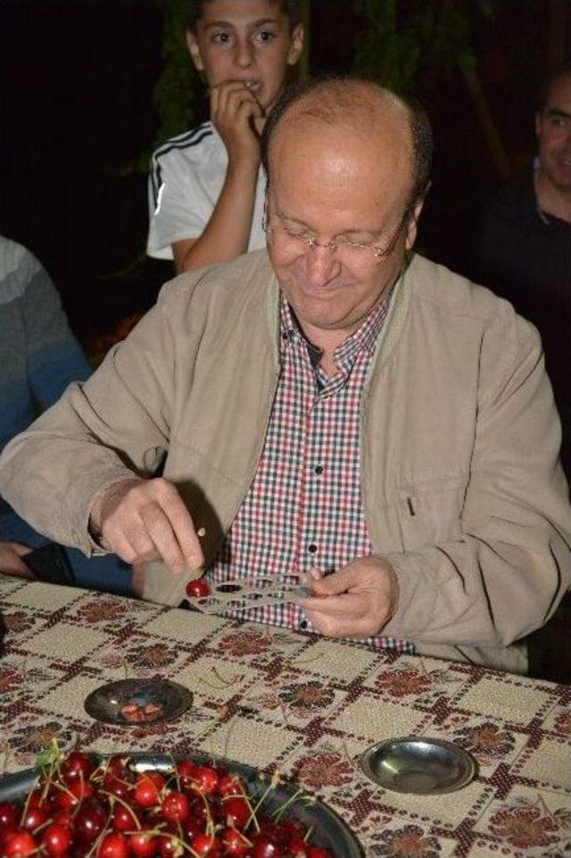 Başkan Özakcan, İftar Sonrası Kiraz Üreticisiyle Bir Araya Geldi 1