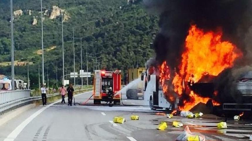 Otob&uuml;sle &Ccedil;arpışan Ve Alev Alan Tır'ın S&uuml;r&uuml;c&uuml;s&uuml; Yanarak Can Verdi