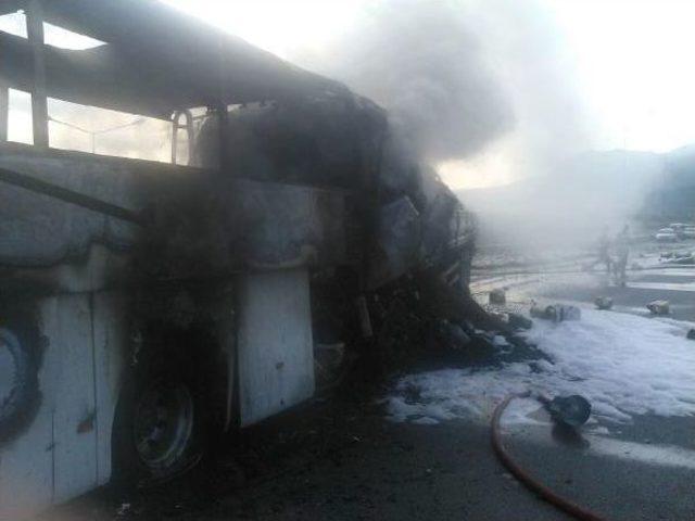 Sıkıştığı Tır Kabininde Yanarak &Ouml;len S&uuml;r&uuml;c&uuml; Toprağa Verildi 3