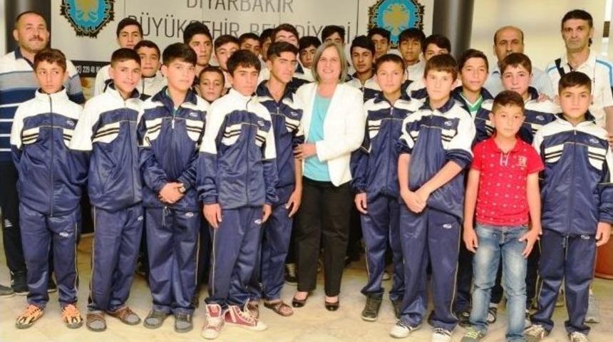 Erciş Belediye Spor U-13 Futbol Takımı B&ouml;lge Birincisi Oldu