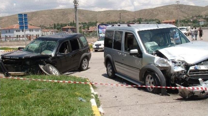 Aksaray&rsquo;da Kamyonetle Cip &Ccedil;arpıştı: D&ouml;rt Yaralı