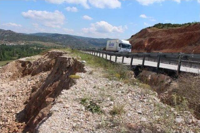 Bilecik te B&ouml;l&uuml;nm&uuml;ş Karayolunda Asfaltta Yarıklar Oluştu 1