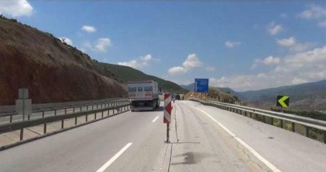 Bilecik te B&ouml;l&uuml;nm&uuml;ş Karayolunda Asfaltta Yarıklar Oluştu 3