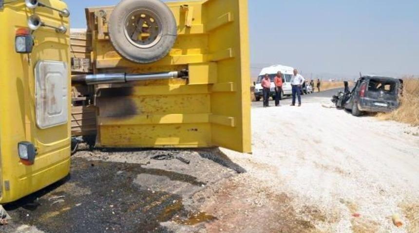Mıcır Dolu Kamyon, Karşıdan Gelen Aracın &Uuml;zerine Devrildi: 5 Yaralı