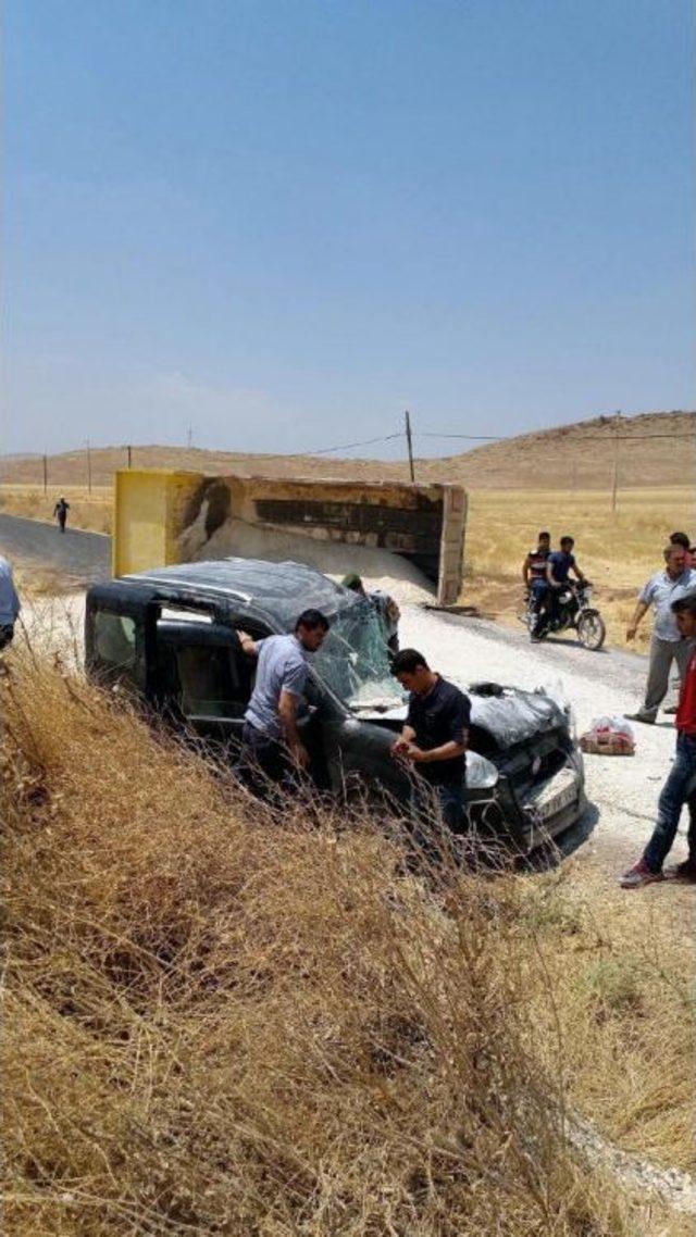 Mıcır Dolu Kamyon, Karşıdan Gelen Aracın Üzerine Devrildi: 5 Yaralı