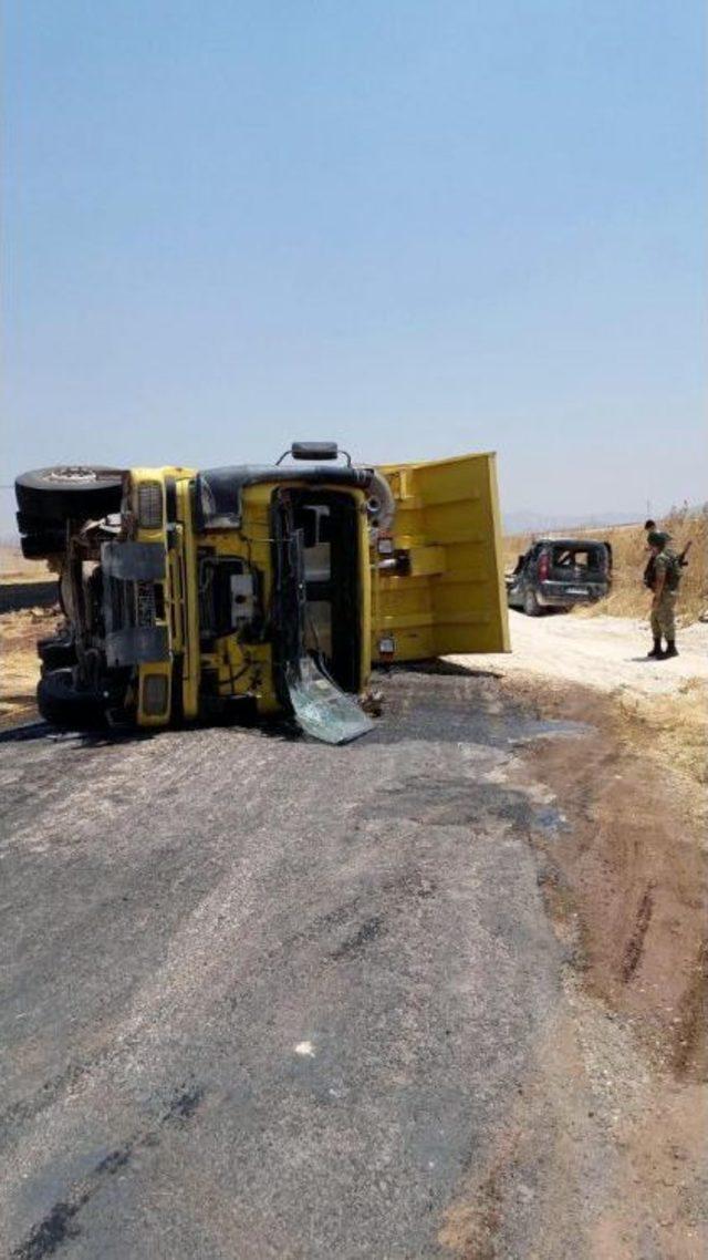 Mıcır Dolu Kamyon, Karşıdan Gelen Aracın Üzerine Devrildi: 5 Yaralı