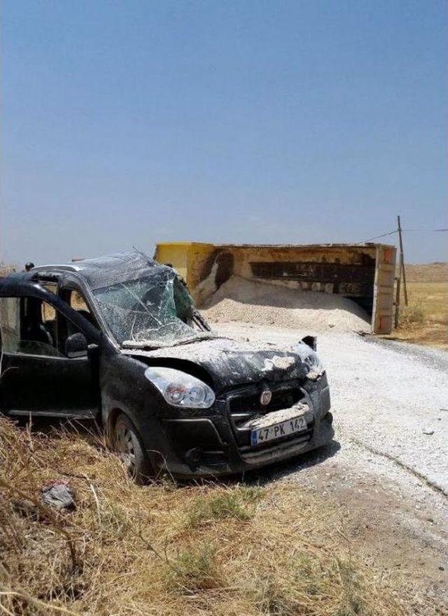 Mıcır Dolu Kamyon, Karşıdan Gelen Aracın Üzerine Devrildi: 5 Yaralı