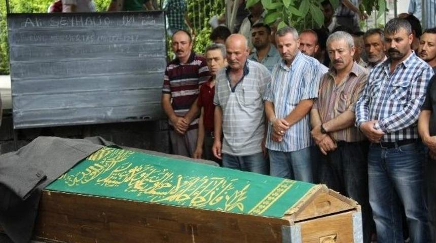 &Ccedil;&ouml;p Kamyonunun Devrildiği Kazada &Ouml;len İş&ccedil;iler Toprağa Verildi