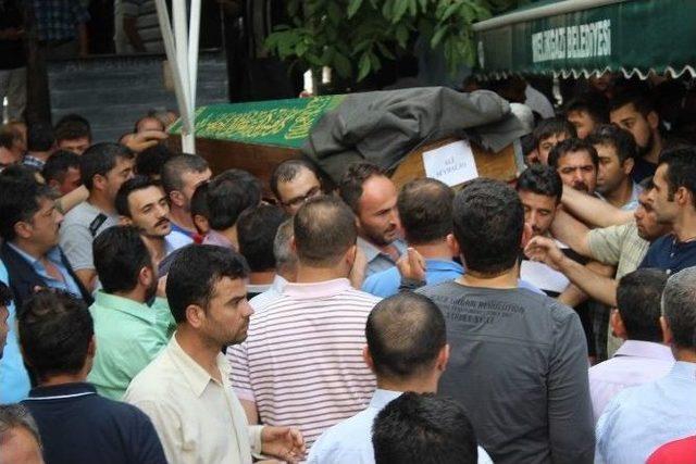&Ccedil;&ouml;p Kamyonunun Devrildiği Kazada &Ouml;len İş&ccedil;iler Toprağa Verildi 2