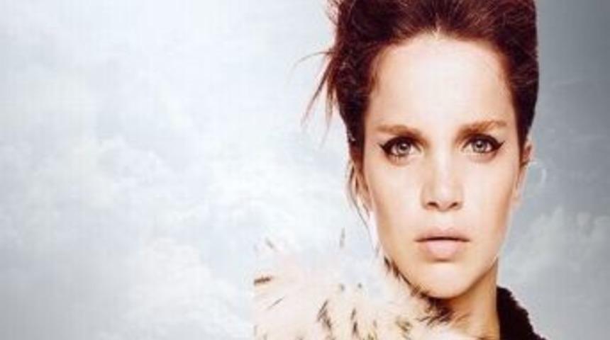 Tuğ&ccedil;e Kazaz&rsquo;dan Erdoğan&rsquo;ı Eleştirenlere Sert S&ouml;zler