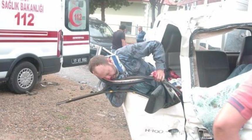 Kamyonet, Tankere &Ccedil;arptı: 2 Yaralı