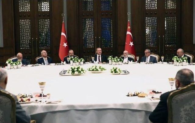 Erdoğan İftar Yemeğinde İlim Adamlarını Ağırladı 1