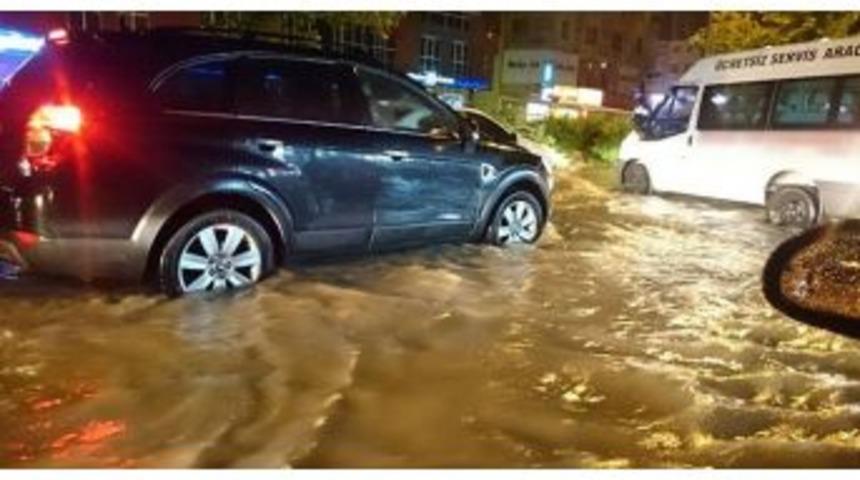 Başkent&rsquo;te Sağanak Yağış Su Baskınlarına Neden Oldu