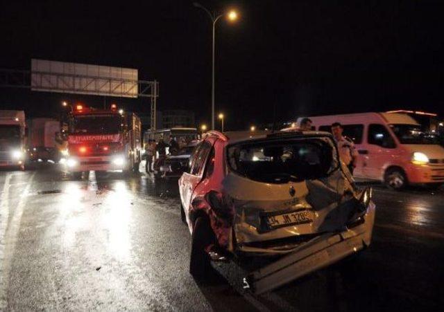 Kontrolden Çıkan Tır, Zincirleme Kazaya Sebep Oldu: 5 Yaralı