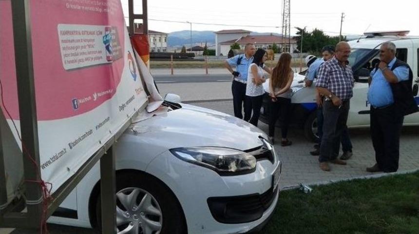 Yoldan &Ccedil;ıkan Otomobil Benzinliğe Daldı