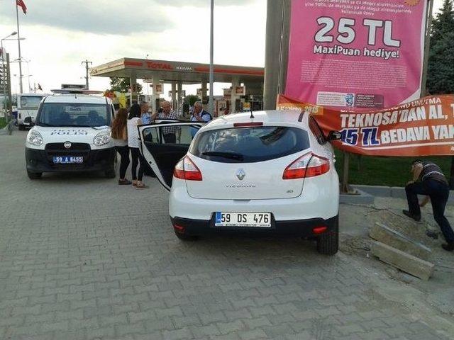 Yoldan Çıkan Otomobil Benzinliğe Daldı