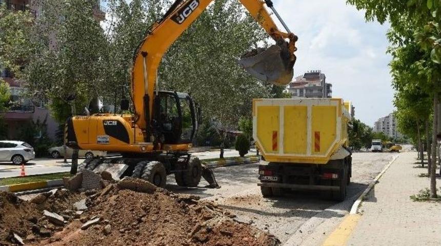 Uşak&rsquo;ta Bozuk Yollarda &Ccedil;alışmalar Devam Ediyor