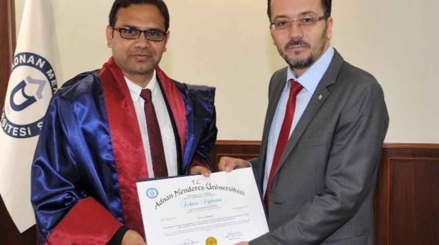 Ad&uuml;&rsquo;n&uuml;n İlk Yabancı Doktora Mezunu Ejaz Ahmad Oldu&rlm;