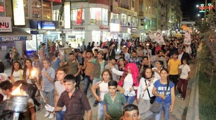 &Ouml;calan&rsquo;a Meşaleli Y&uuml;r&uuml;y&uuml;şle Destek Verdiler